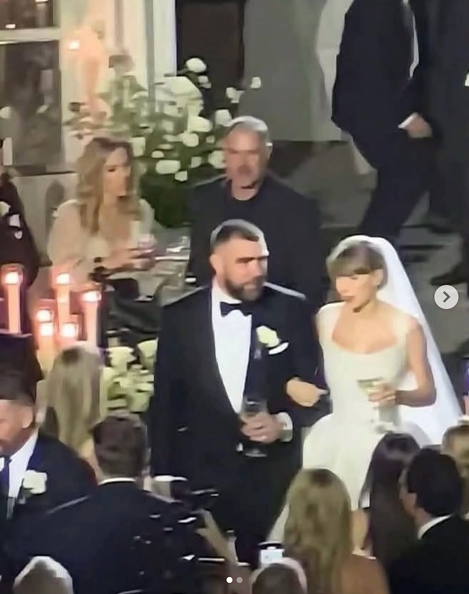 霉霉世纪婚礼落幕!体育馆变童话城堡,穿着迪奥婚纱,听着自己的歌走过红毯 - 18