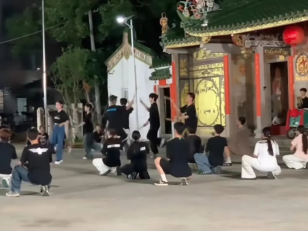 导演跑路留下明星“打黑工”，塌方综艺靠吃“百家饭”起死回生 - 8