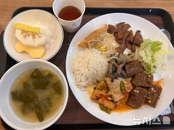 吃不起饭了！韩国年轻人开始流行上寺庙“蹭饭”（组图） - 2