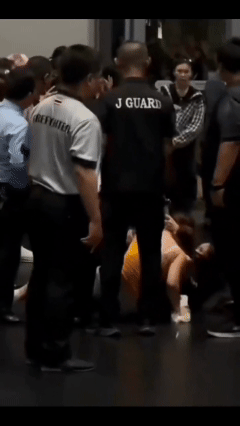 全网怒了!中国女孩海外追星遭暴打!扯衣服、抢手机、强行锁喉、抱摔拖拽!艺人竟冷眼旁观!官方回应引众怒!现场视频曝光! - 10