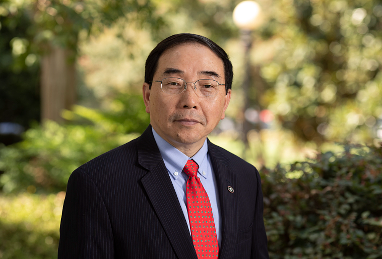 从中国农村到加州大学校长：他拎着一个箱子来美国，40年后站上顶峰（组图） - 1