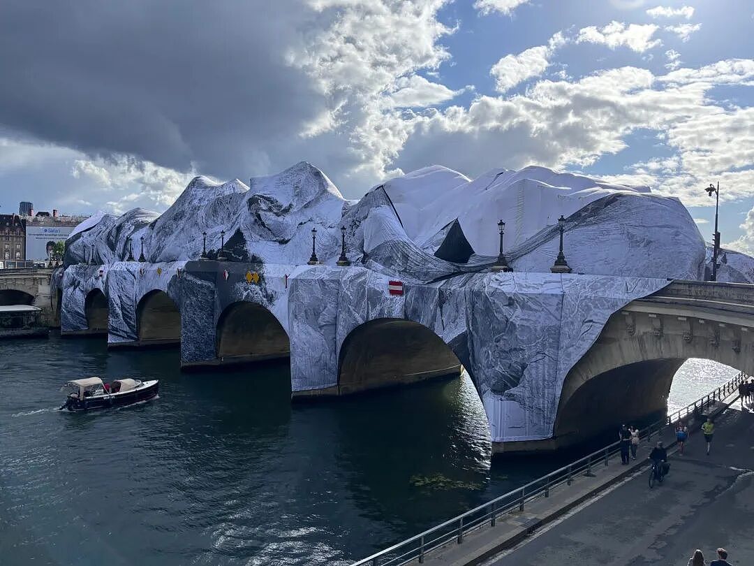 巴黎地标建筑被包成虫洞？市民破防：以前丑哭了，现在丑笑了（组图） - 2