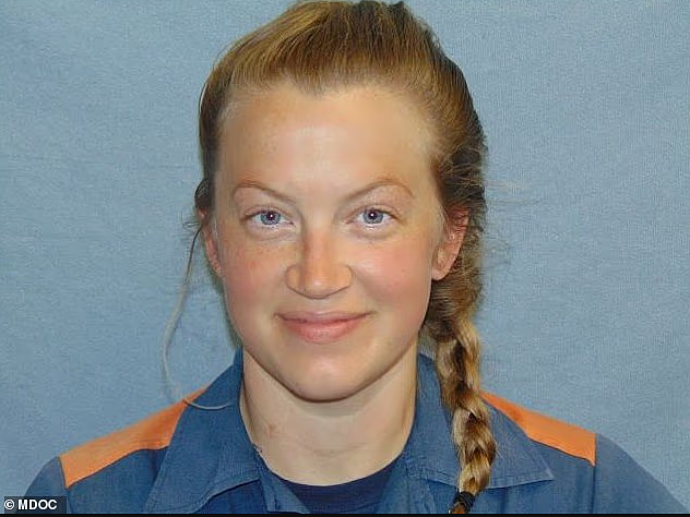 太离谱了:美国一女子戴着手铐从警车里钻出来,网友直呼像练过缩骨功(视频/组图) - 5