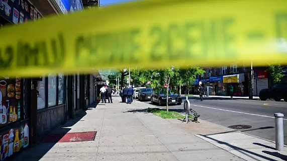 大白天惊魂！华人店外爆枪击，19岁青年胸腹中弹，死里逃生狂奔向麦当劳…… - 2