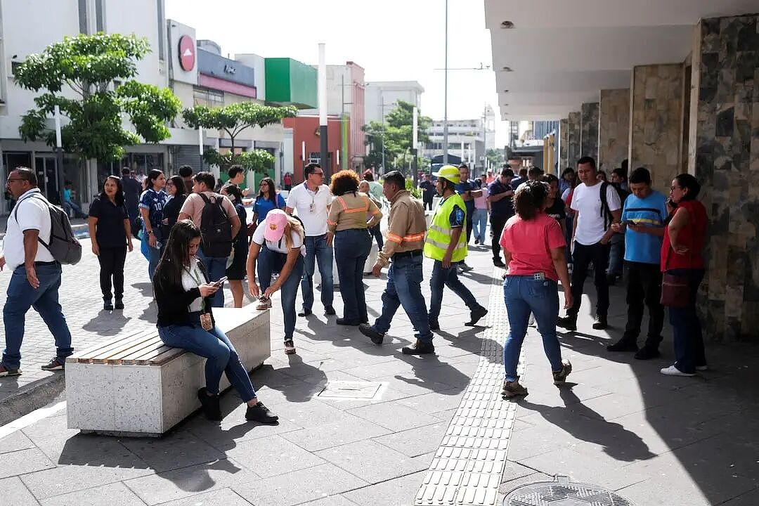 恐怖!突发7.3级强震,北美海啸警报拉响,居民疯狂逃命,多国大楼摇晃!(组图) - 2