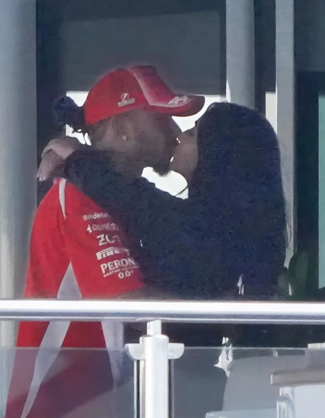 金卡戴珊与F1七冠王赛场热吻！10亿富婆儿恋上5亿小狼狗，网友：什么短剧情节！ - 14
