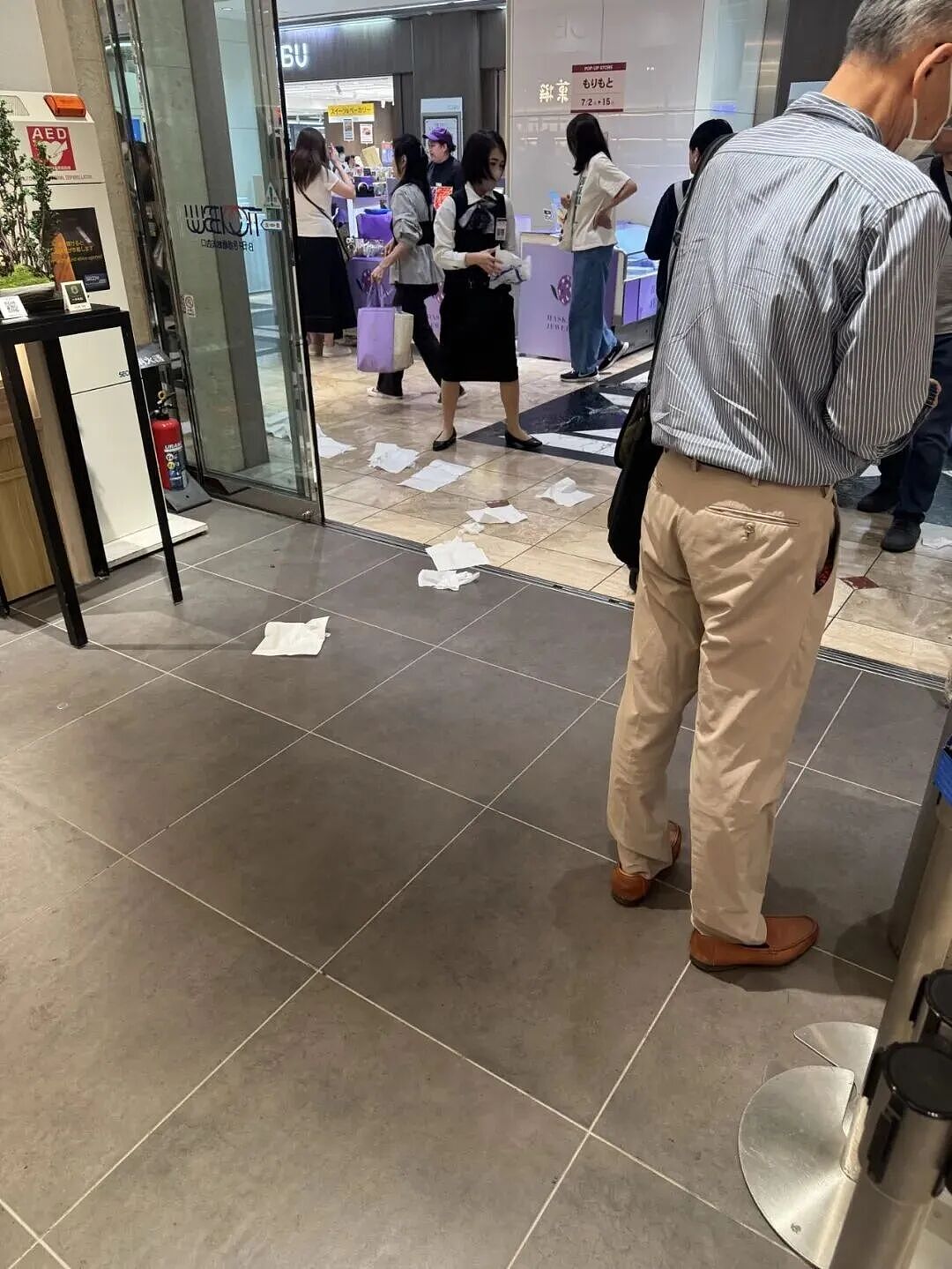 炸裂!女生在便利店蹲下当众排泄,中途还不停移动?全程被监控拍下! - 5