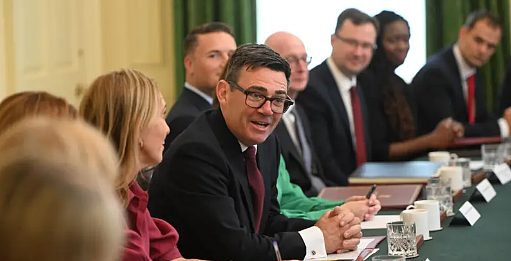 英国新首相豁出去了！第一天就有大动作？上过相亲节目、剑桥毕业，首相夫人更惊艳... - 1