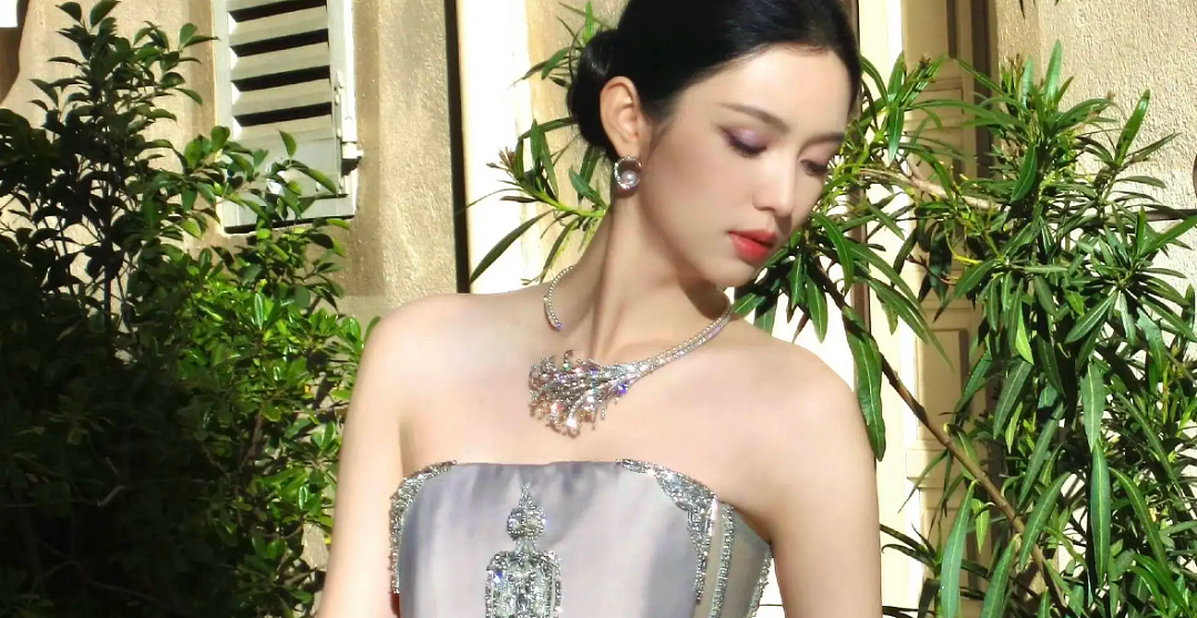 顶流小花周也恋情曝光！被拍与男友拥吻，还主动上手，热恋期很上头啊 - 4