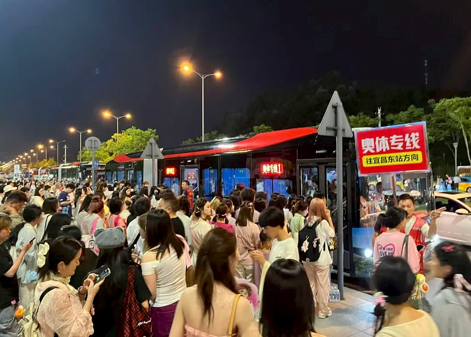 3天吸金20亿:明星开演唱会,终于惹急普通人(组图) - 18
