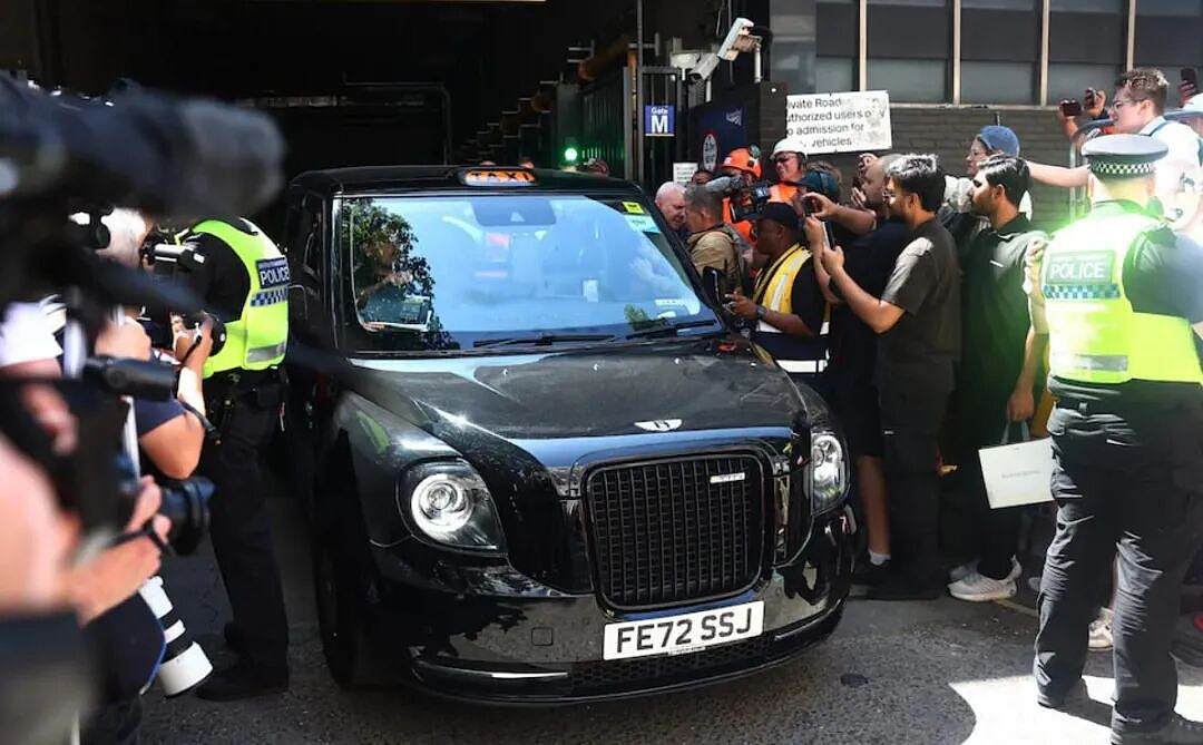 英国首相被内部逼宫含泪辞职？！10年第7任首相，捕鼠大臣Larry又又又熬走一位... - 17