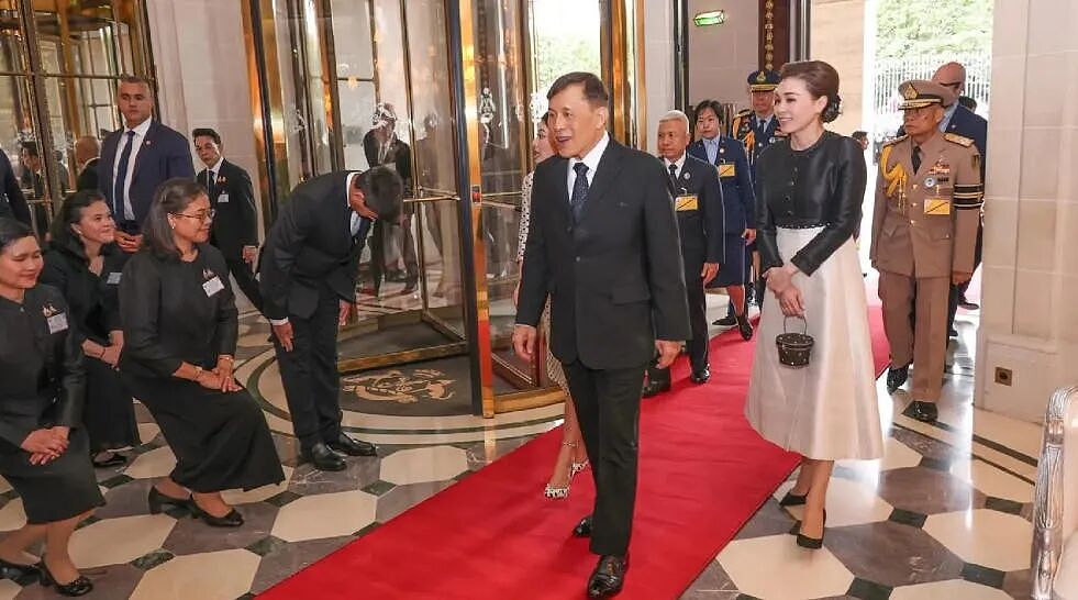 亲女儿去世才两周，泰王却急忙飞法国，下飞机头等大事竟是... 买私人飞机？！ - 6