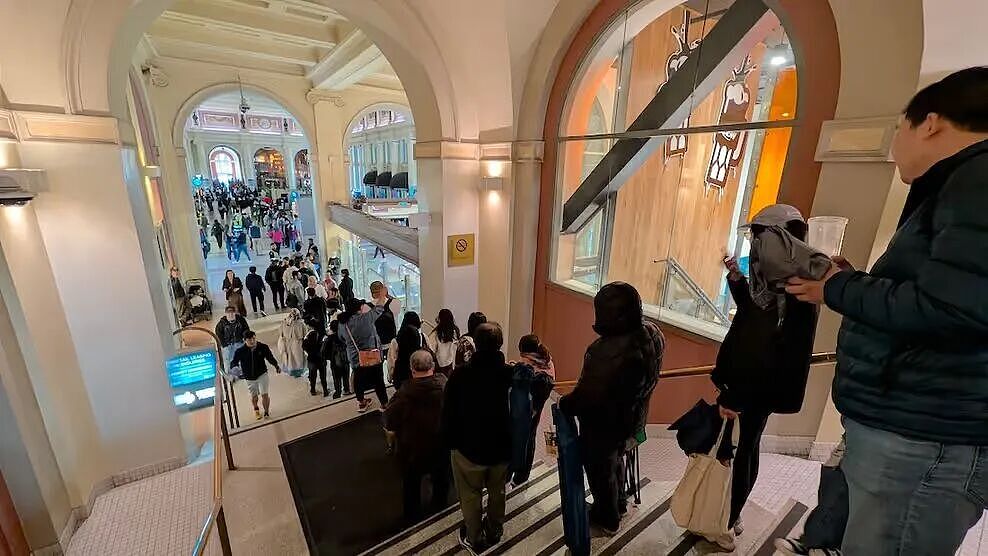 抢疯了！加拿大街头惊现超长人龙：数千人露营过夜、冒雨苦等（组图） - 22