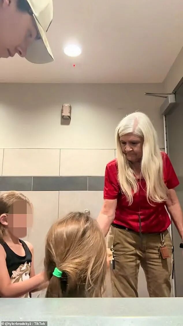 吃瓜!美国老爸带3岁女儿进女厕遭大叔报警,大叔丢了饭碗,结果更狗血的反转来了… - 3