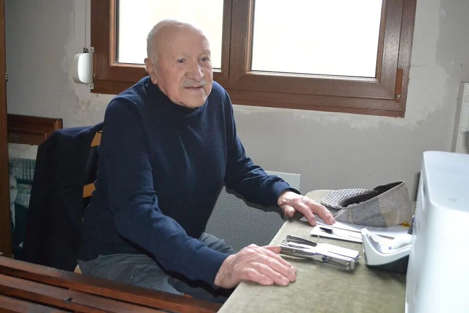 为市长位子,亲兄弟互爆家丑!94岁大爷却淡定连任:你们在争啥?(组图) - 3