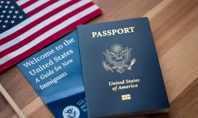 暴跌近6成!美国入籍申请遇冷,绿卡族集体“躺平”不敢入籍?(组图) - 1