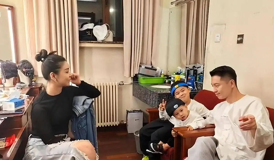 嫁入豪门20年从不炫富！她住北京豪宅，开劳斯莱斯，如今40岁又官宣怀3胎 - 2