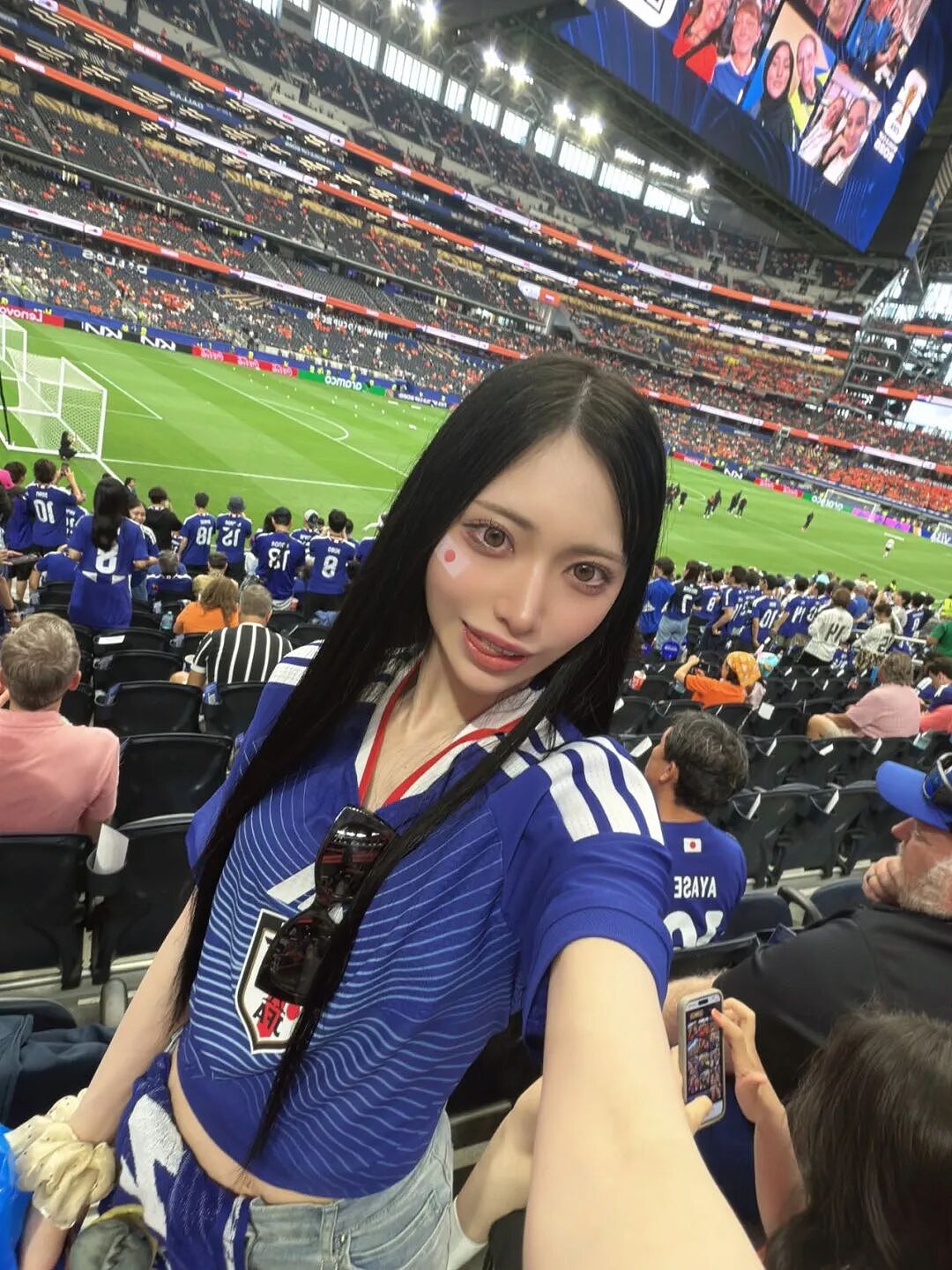 日本美女网红晒世界杯观赛自拍照，遭千万日本网友狂酸：靠爸爸活才有钱去现场！（组图） - 4
