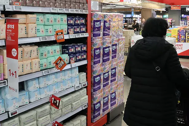韩国宣布“卫生巾全民免费”？厕所随需随取免费拿，网友：早该这样！ - 6