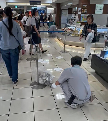 炸裂!女生在便利店蹲下当众排泄,中途还不停移动?全程被监控拍下! - 7