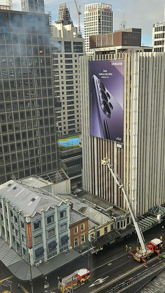 突发！奥克兰在建希尔顿酒店惊现大火，浓烟席卷CBD，1人火中逃生！原计划明年初开业…… - 19