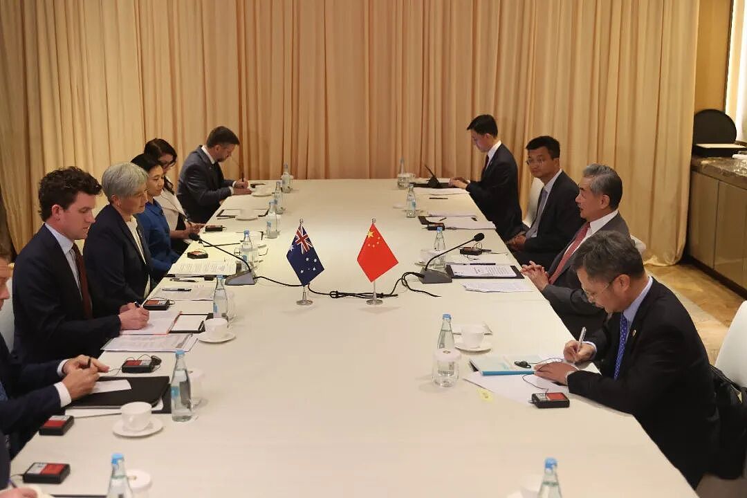 王毅会见澳大利亚外长黄英贤 - 2