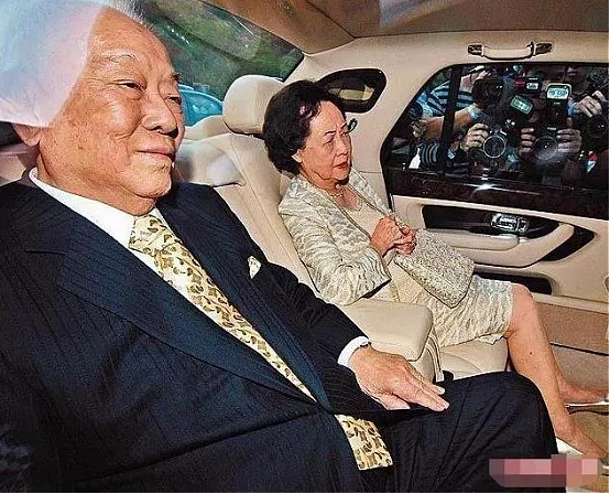 李嘉欣许晋亨牵手看演唱会，55岁李嘉欣被指“老态”，丈夫许晋亨一个动作却暴露真相（组图） - 7