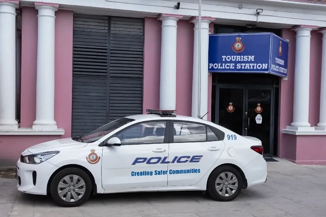 离谱！邮轮游客爆发群殴，进警察局后又袭警，砸穿玻璃想逃跑！（组图） - 4