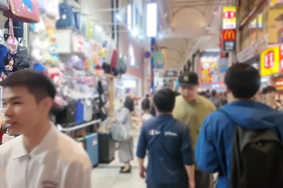 大快人心！日本街头撞人族故意撞女孩还狂笑不止！碰上韩国壮汉后，瞬间秒怂道歉... - 7