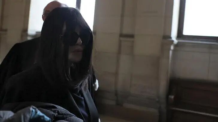 法国女神阿佳妮又“癫”了：被控逃税，她说自己有文书恐惧症... - 2