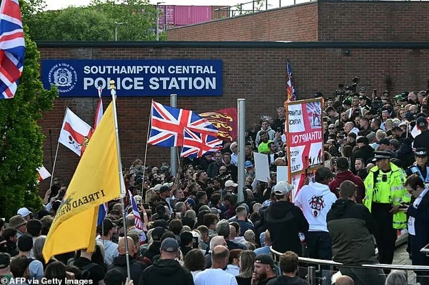全英震怒！凶手连捅男孩6刀后，一句“他种族歧视”，警察乖乖把受害者铐上了... - 12