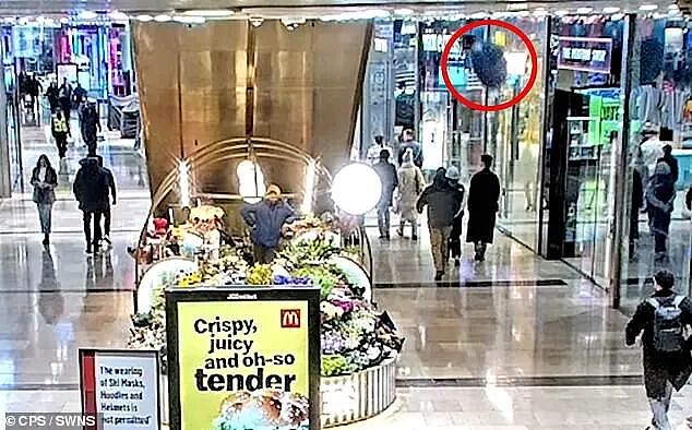 15公斤沙发从商场楼上扔下!英国teenager又整活:真好玩(组图) - 2