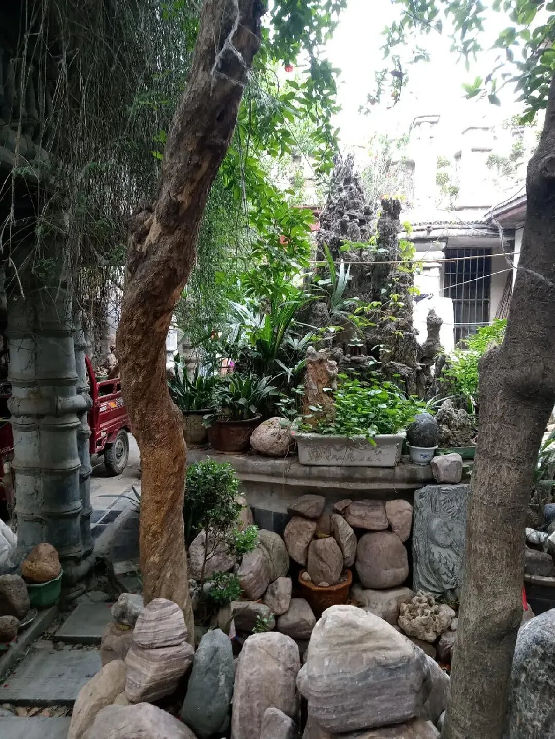 硬核！河南七旬大爷骑三轮车捡石头，耗时十几年徒手搭出一座“花果山自建房”！网友：有点东西 - 10