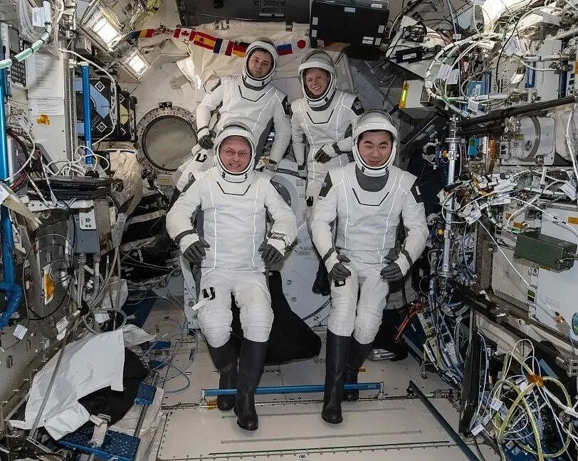 在太空漂着，忽然发现自己不会说话了！NASA：立刻终止，快回地球！（组图） - 4