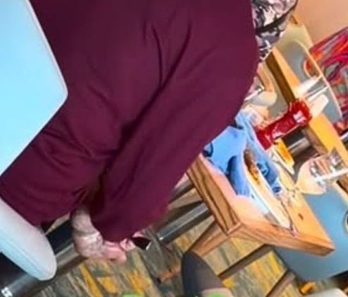 疯传！女乘客用公共餐叉当众扣脚？还用挠脚的手吃饭，邮轮公司终于回应了... - 2