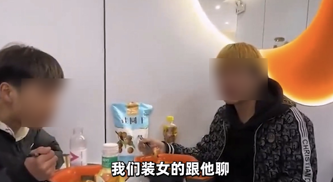 国内“崩老头”成产业链？有人假扮年轻女孩讨钱，寂寞中年男主动求崩？ - 2