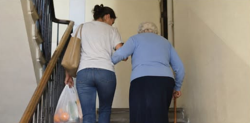 法国老太街头求助好心女孩，骗回家后竟协助儿子实施侵犯！ - 2