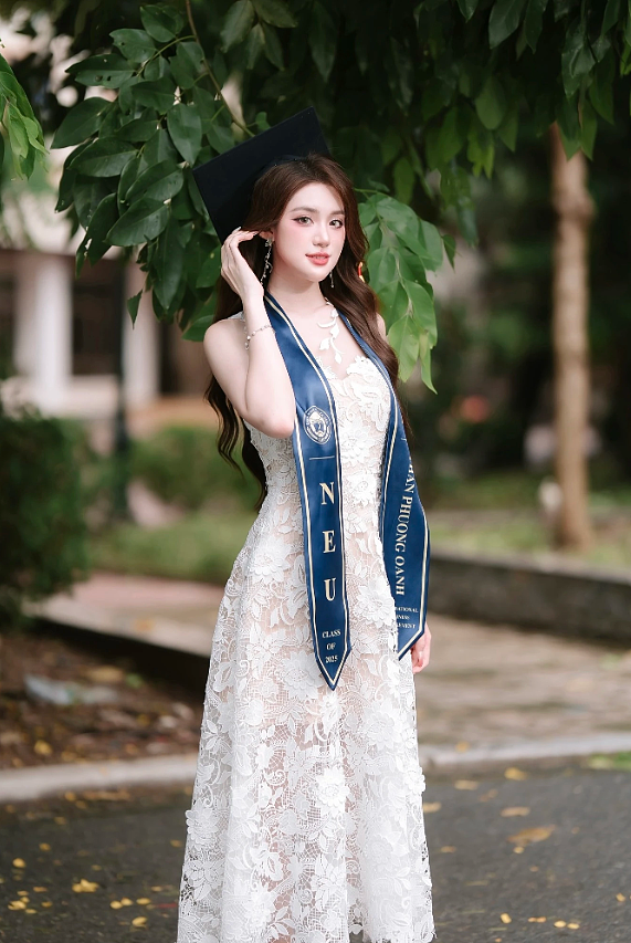 学霸+神颜+沙漏身材，越南新晋选美冠军美照杀疯全网（组图） - 12