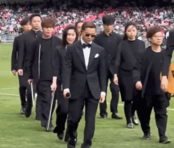 99年香港新晋天王，一夜爆红！网友：歌不错，人怎么这么抽象…… - 22