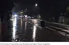 恶臭弥漫整条街！惠灵顿暴雨后污水井喷发！居民开门就是“粪水河”！（组图）