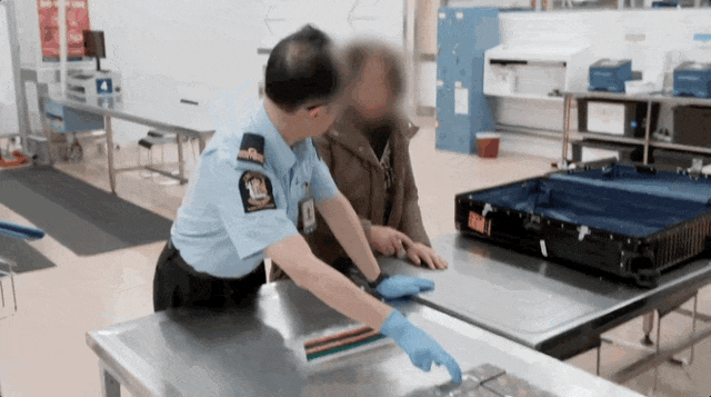 中国大妈入境新西兰,行李箱内衬藏香烟,当场被罚868纽币,称“朋友放的”(组图) - 16