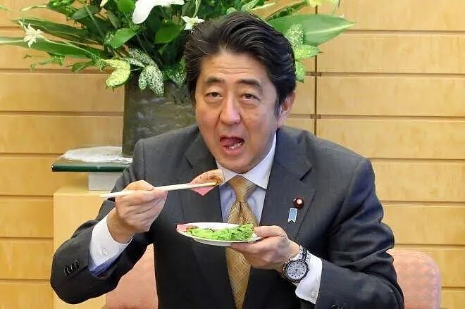 木村拓哉最新广告因伸舌头吃饭被喷!日本网友直呼:吃相太难看了(组图) - 22