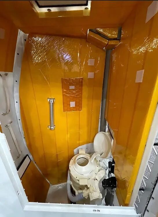 快到月球了,2300万美金造的厕所又堵又冒糊味?!这场绕月任务,越来越抽象了(组图) - 4