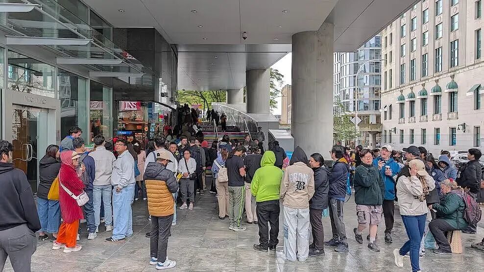 抢疯了！加拿大街头惊现超长人龙：数千人露营过夜、冒雨苦等（组图） - 13