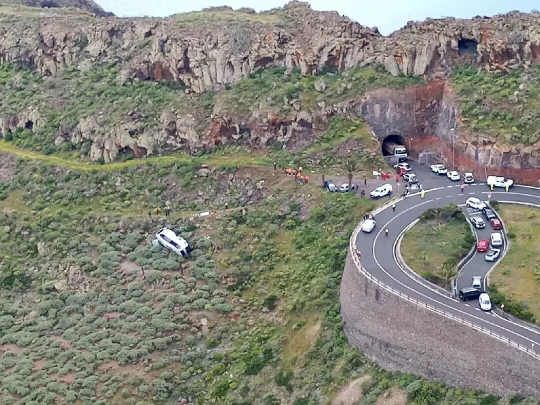 惨剧！旅游胜地大巴坠入山谷 28人死伤！现场一片狼藉，车身全毁 - 3