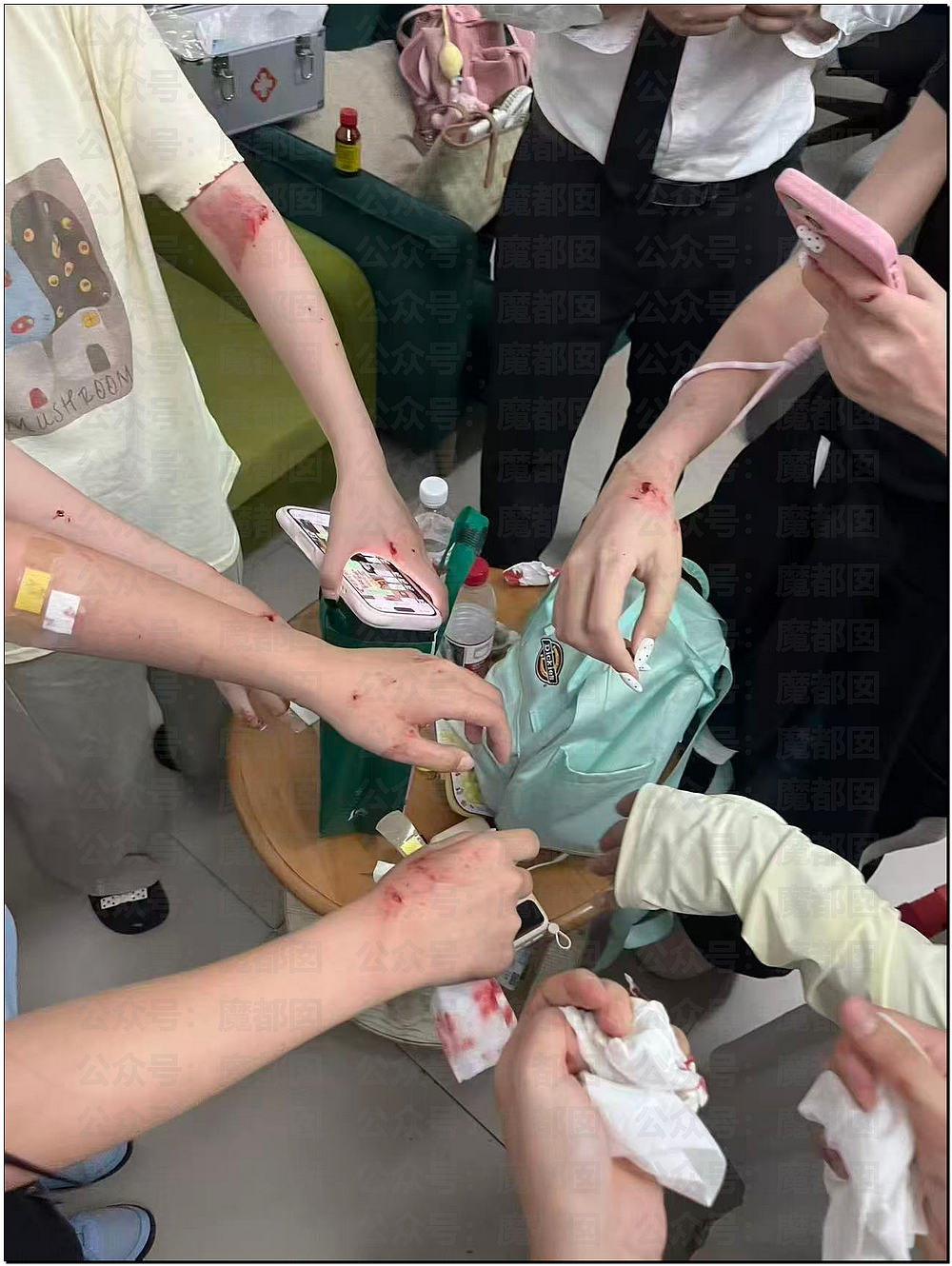 张凌赫粉丝活生生挤爆玻璃大门!多人流血受伤+摔倒在玻璃渣上(组图) - 53