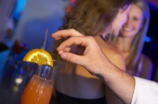 伦敦夜生活惊现“迷魂盗”:一杯酒换走一块劳,警方急了(组图) - 2