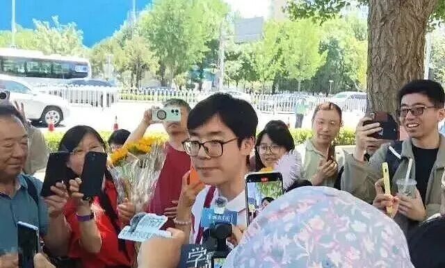 2026高考人大附中学霸全网刷屏:提前20分钟交卷、目标是清华大学(组图) - 2