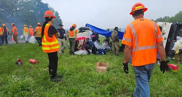 可怕!回纽约华人巴士惨遭卡车撞翻!车上23人幸无生命危险,10名伤者送医(组图) - 3