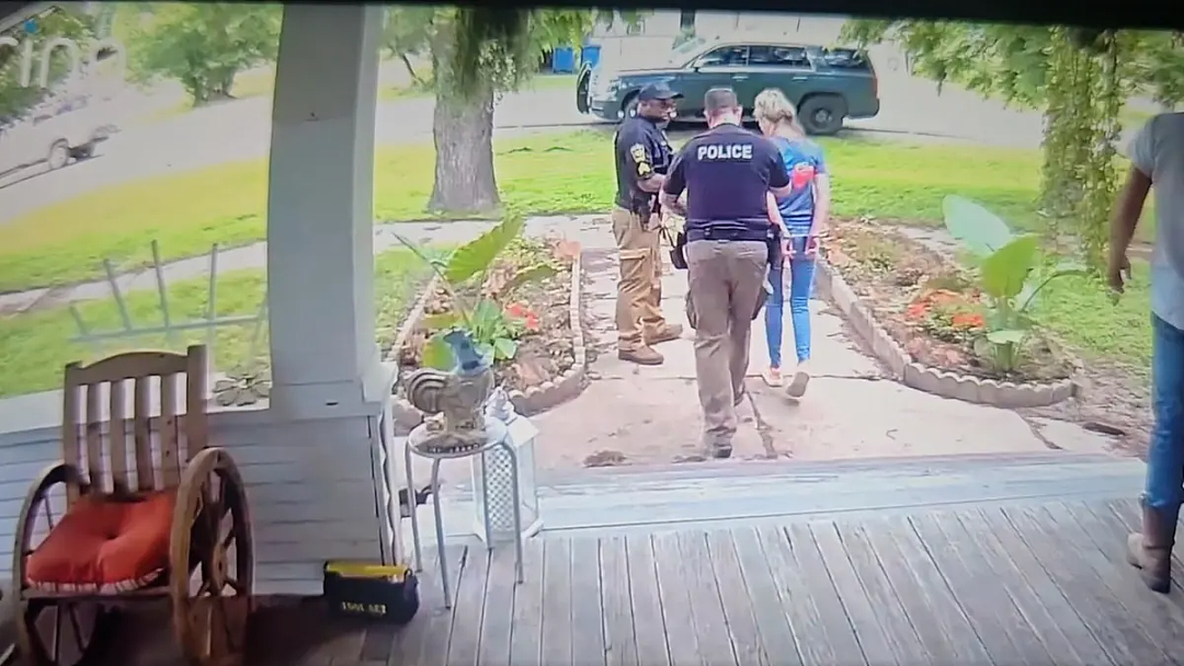 美国妈妈社媒发帖吐槽当地自来水有问题！警方直接上门，把她铐进监狱，重罪指控（组图） - 3